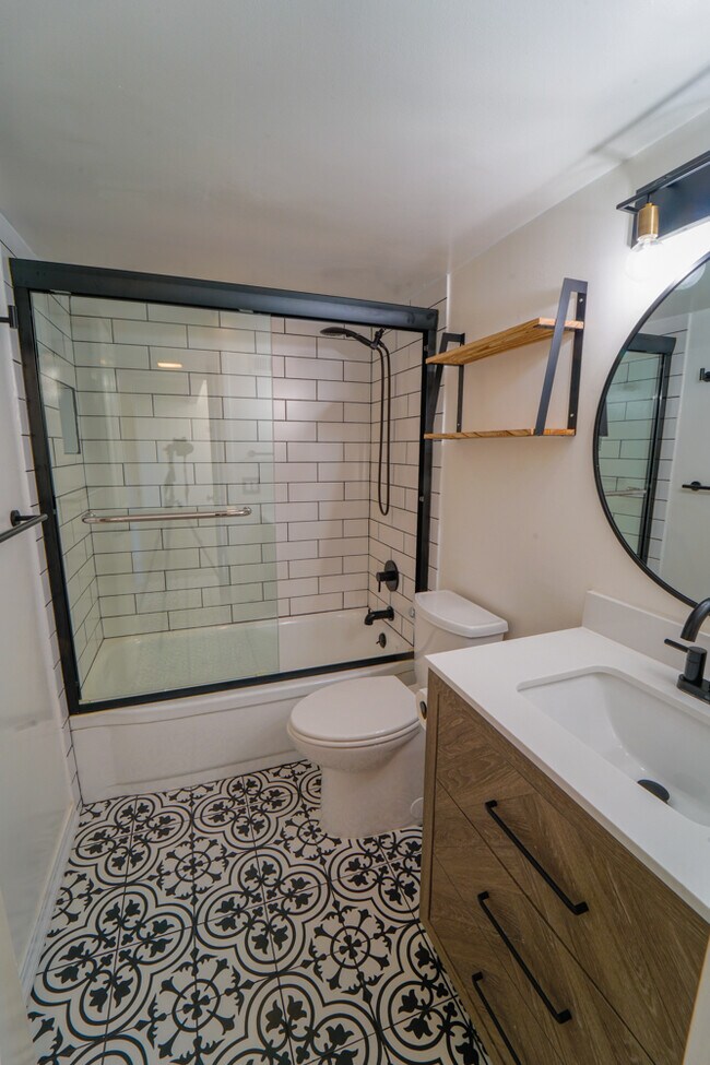 Building Photo - 320 Vía Casitas