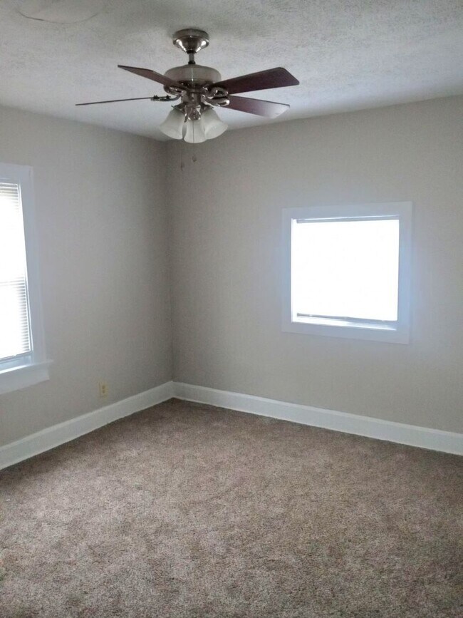 Building Photo - Cozy 3 bedroom ranch style single family house close to the Short North