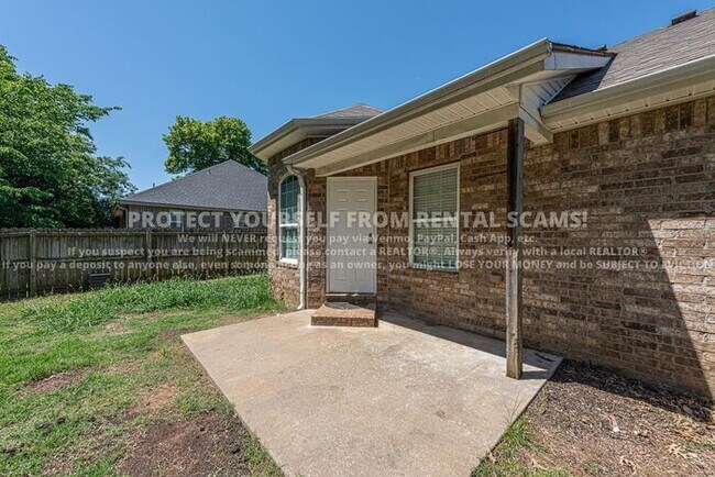 Building Photo - 1674 N Hazeltine Dr