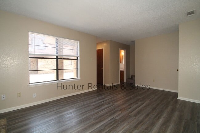 Building Photo - Updated 2-Bedroom Townhome with Modern Fin...
