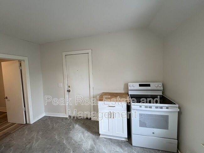 Building Photo - 744 Oakland Ave SW