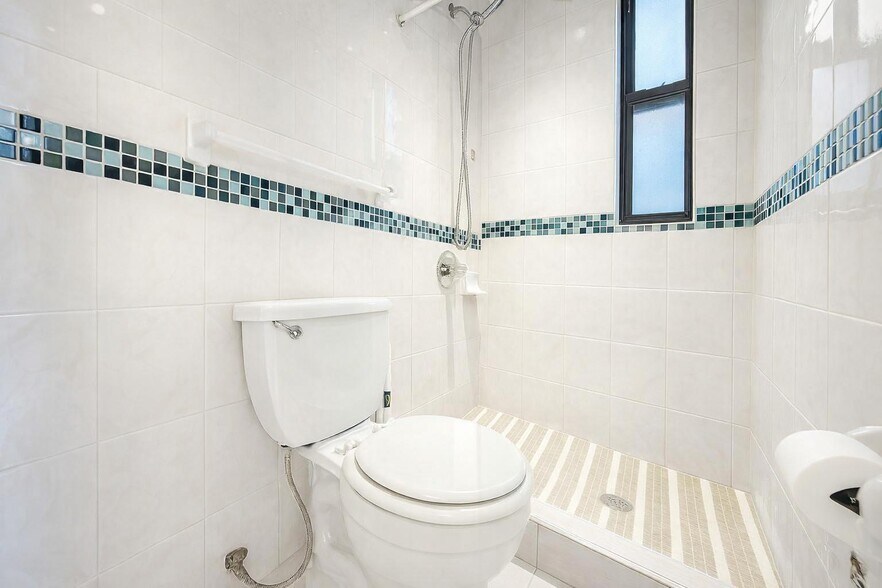 Building Photo - 401 E 68th St