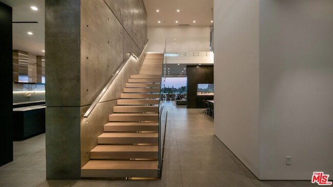 Building Photo - 1140 Summit Dr