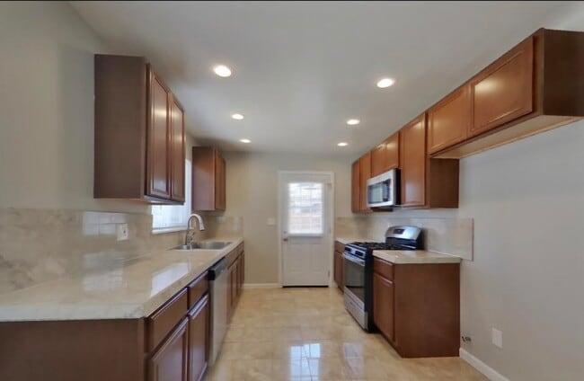 Building Photo - Best Home In Lancaster!