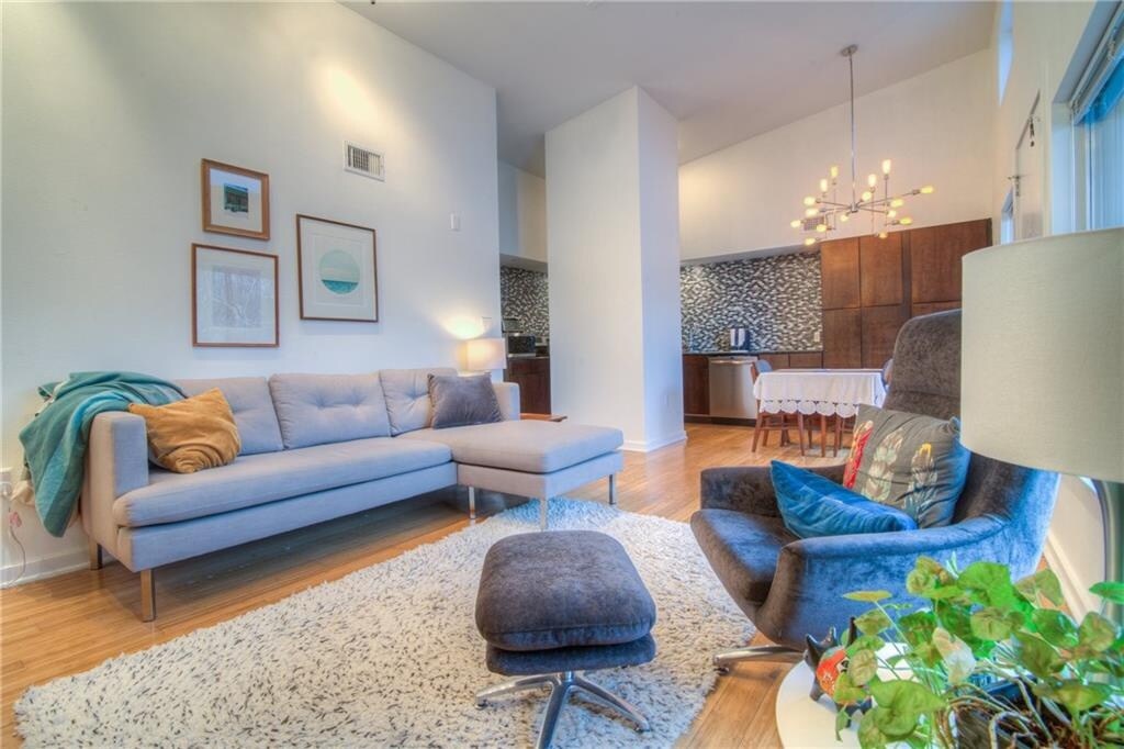 Building Photo - 2200 Dickson Dr