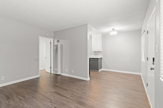 Building Photo - 539 E 11th Street