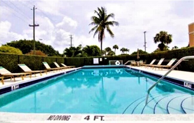 Building Photo - 101 S Golfview Rd