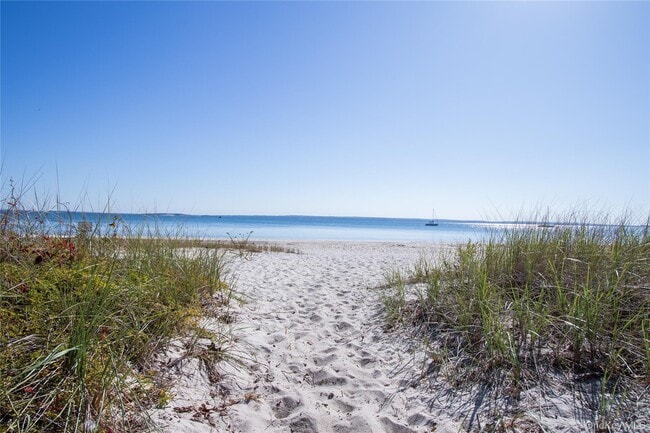 Building Photo - 210 Robinson Ln