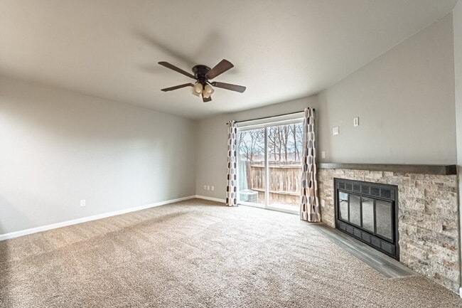 Building Photo - Beautiful Townhome with 3bedrooms and 3 bathrooms, and 1 car garage for rent.