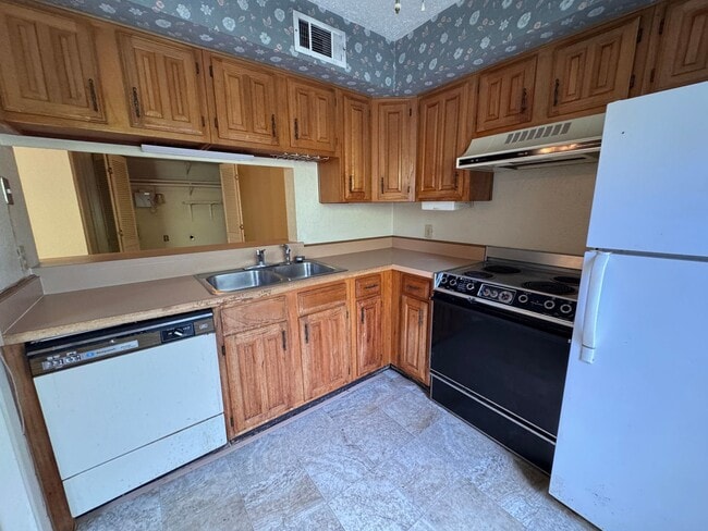 Building Photo - Super Cute Townhouse!