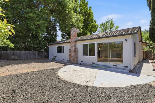 Building Photo - Beautifully Remodeled Property