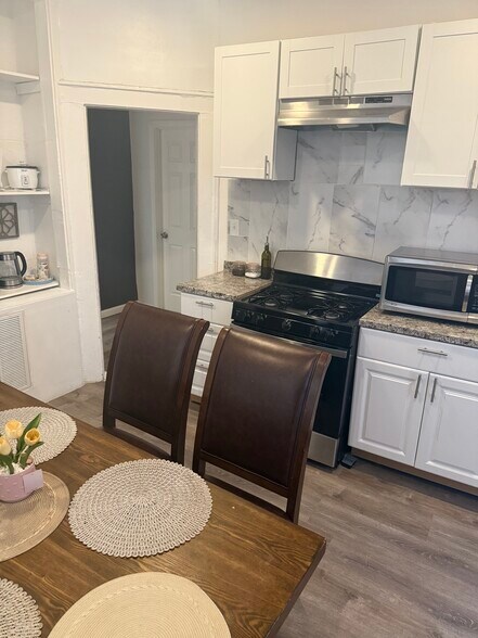 Bonus w/Eat in kitchen - 240 Leslie St
