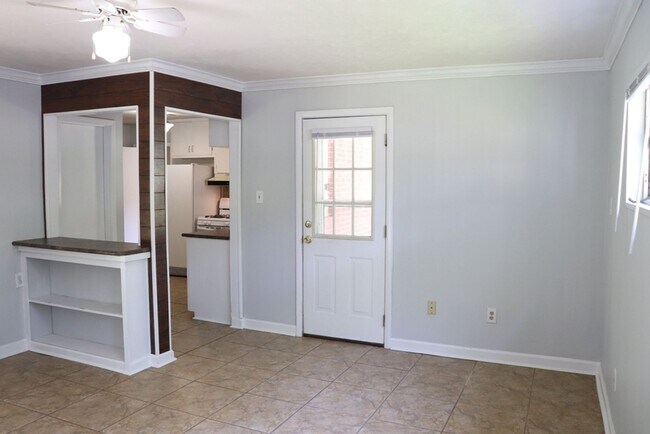 Building Photo - Charming 3-Bedroom + BONUS SUNROOM