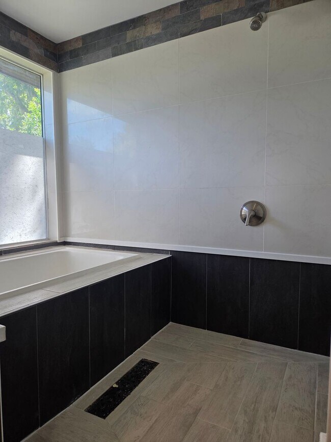 Building Photo - Move in Ready Historic Home in Downtown Cl...