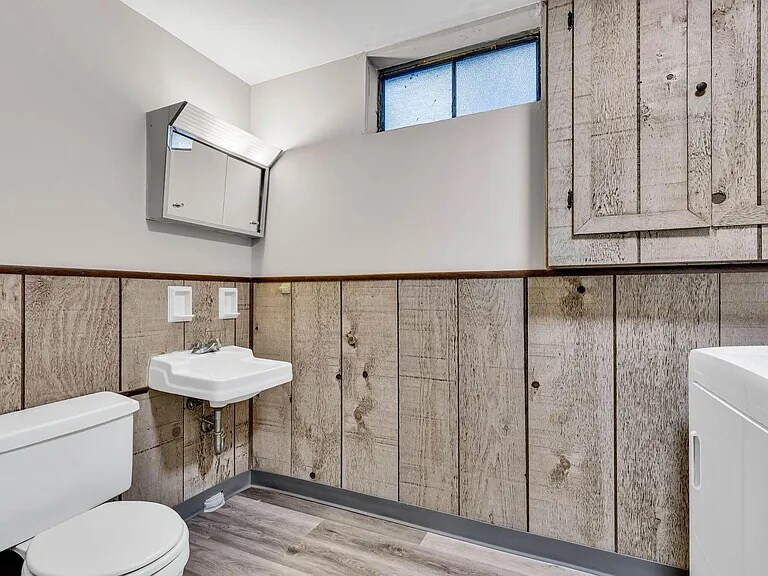 Building Photo - 300 Brookhaven Dr E