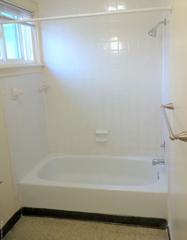 Building Photo - AVAILABLE 6/1/25 - Two Story House With Ha...