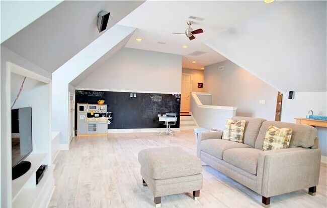 Building Photo - 4 bedroom/ 3.5 bathroom- Stonehouse