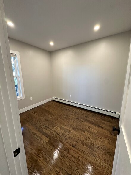 Building Photo - 5 Carson St