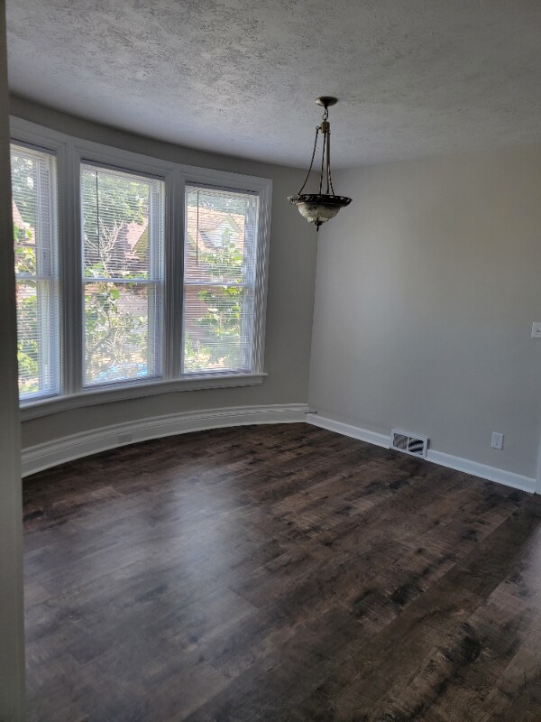 Building Photo - 701 W 8th St