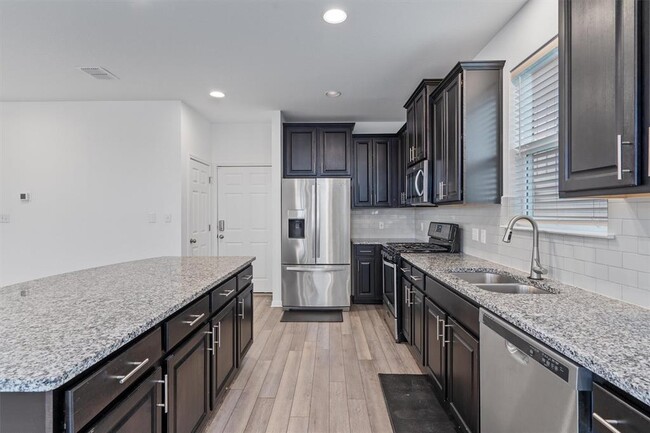 Building Photo - 3201 College Park Dr