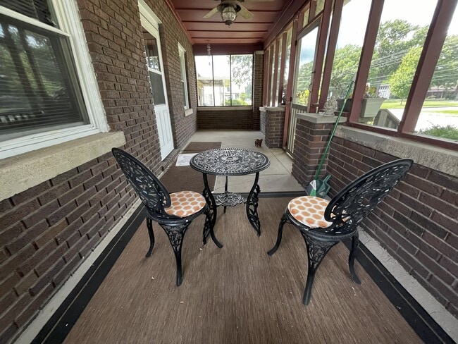 Screened in porch - 1612 W Washington St