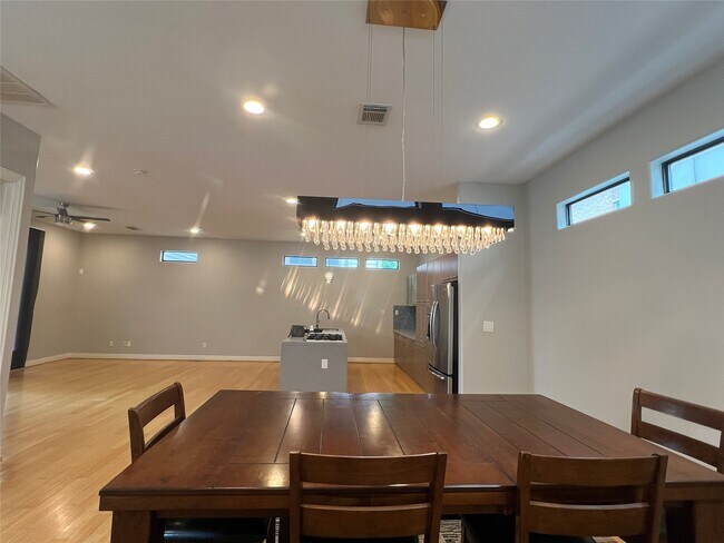 Building Photo - 2314 Camden Dr