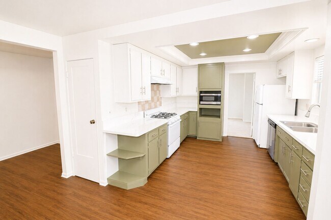 Building Photo - Large 6 Bedroom - Huge Yard - Students Welcome