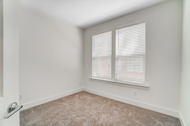 Building Photo - 5019 Sovereignty Ct