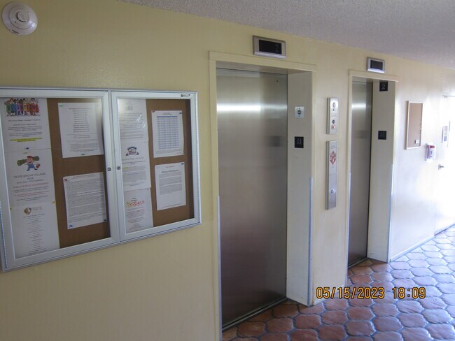 Building Photo - 3033 E Devonshire Ave