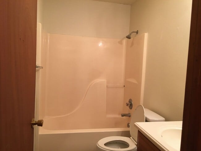 Building Photo - 2 Bedroom 1 Bath Duplex.  Great Central Lo...