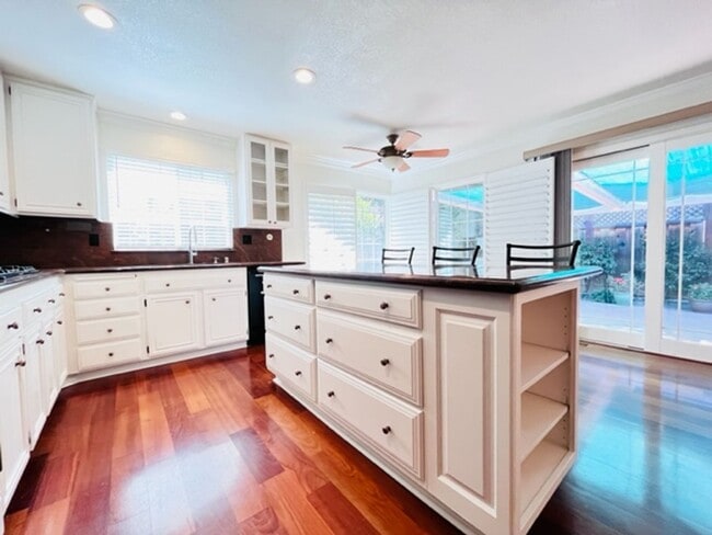 Building Photo - Gorgeous 3Bd/2BA + Den/Office or 4th Bedro...