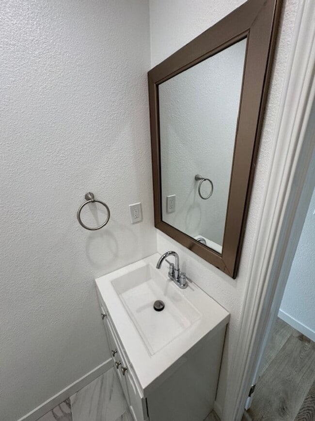 Building Photo - Beautiful 3 bedroom 2 bath HOME... no expenses spared!  Washer/Dryer... A/C Splitters... on a sle...