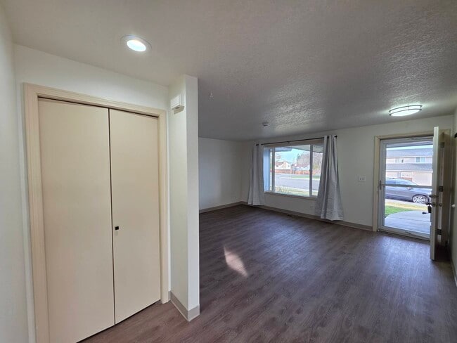 Building Photo - 1607 S Olson St