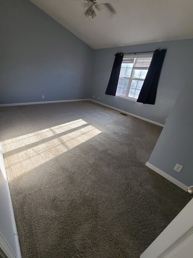 Building Photo - Donelson Townhome!