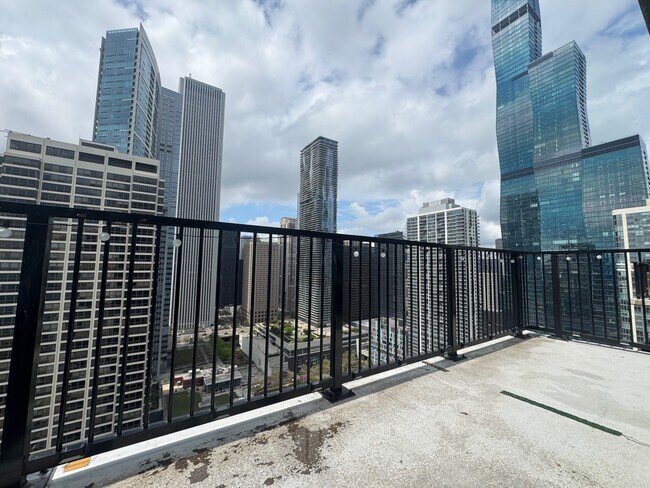 Building Photo - 400 E Randolph St