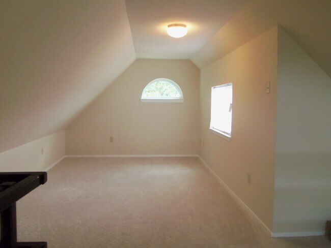 Building Photo - Cozy Condo close to downtown!!