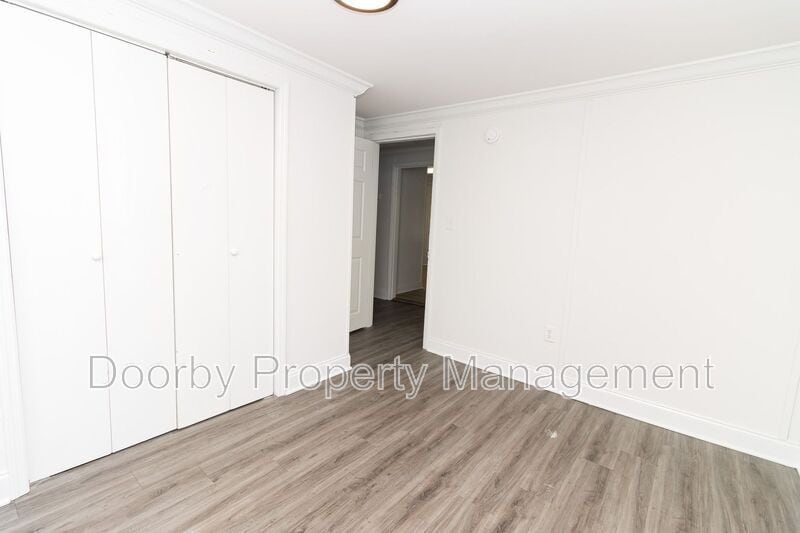 Building Photo - 921 East Ave