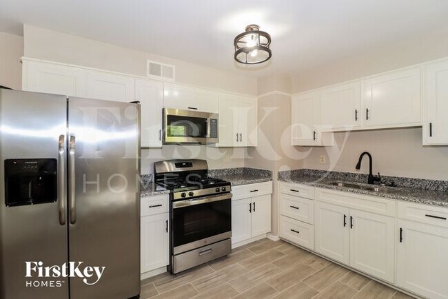 Building Photo - 3021 Chaucer Ln