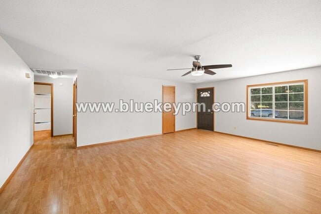 Building Photo - 3 Bed, 2 Bath Home in Wilsonville on a Cul...