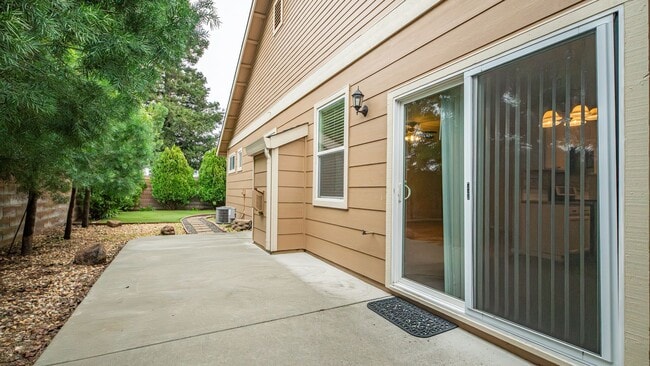 Building Photo - Beautiful 3 bedroom single story home