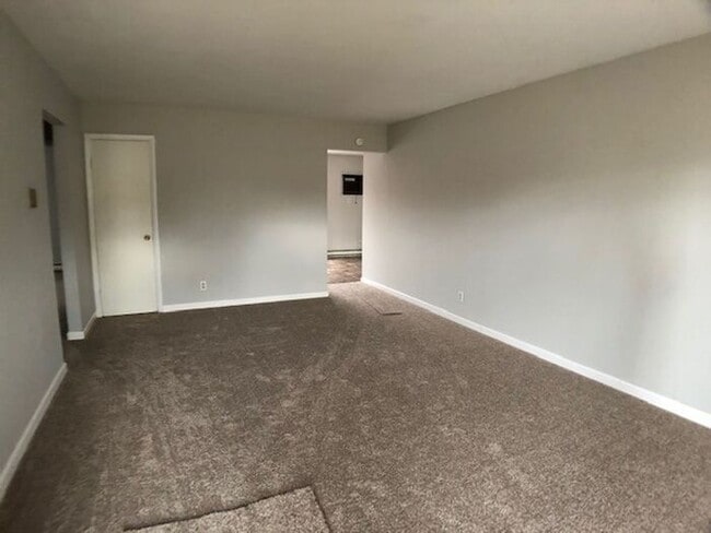 Building Photo - Great Bridgman Duplex