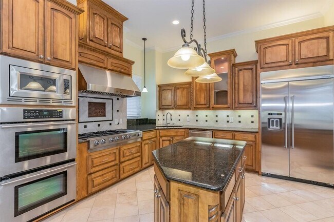 Building Photo - 1004 Drake Dr