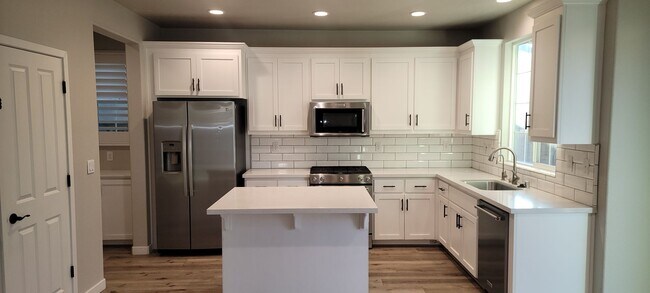 Building Photo - Gorgeous 4 bedroom 3 bath in Fiddyment Farm