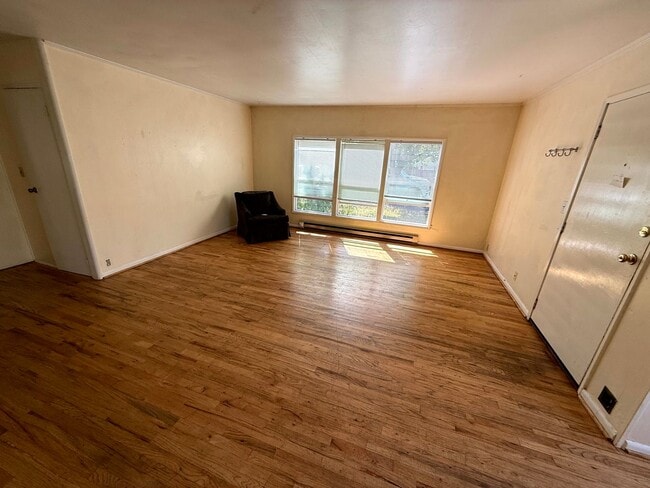Building Photo - 3 Bedroom Duplex Close to U of O Campus