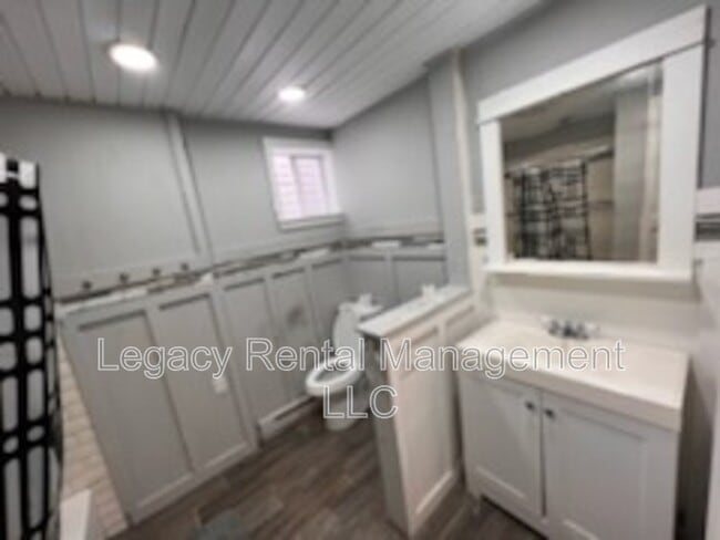 Building Photo - 4 Broad St