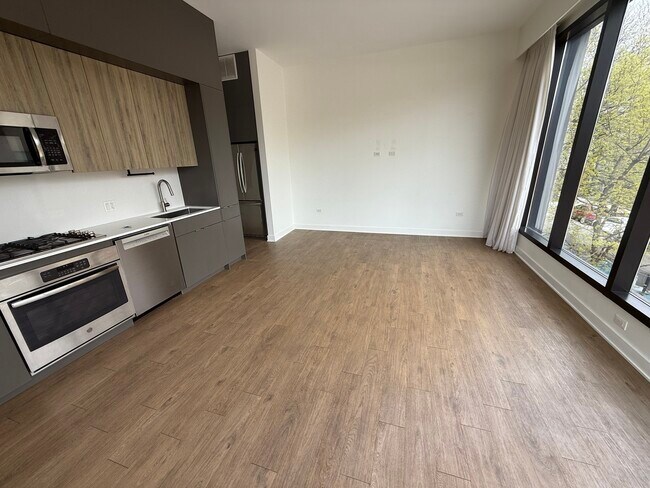 Building Photo - 3462 N Lincoln Ave