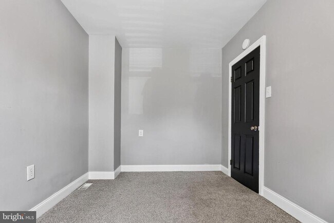 Building Photo - 603 Maple St