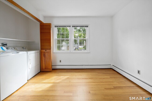 Building Photo - 32 Hollow Wood Ln