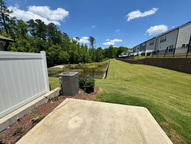 Building Photo - Fabulous Like-New End-Unit Townhome in Durham