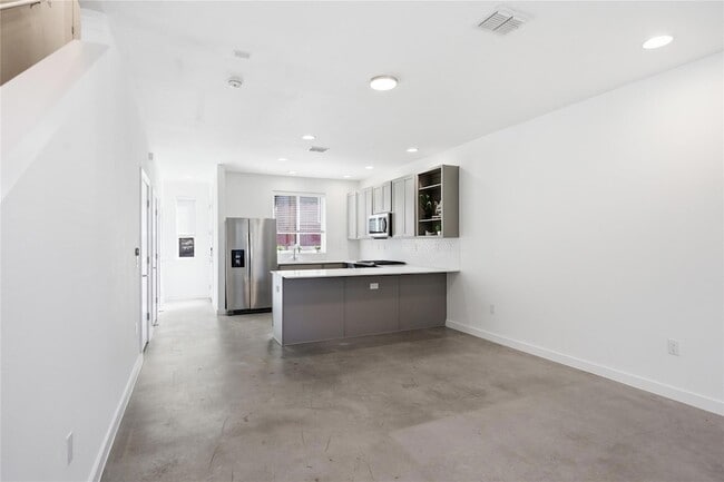 Building Photo - 814 N Bluff Dr